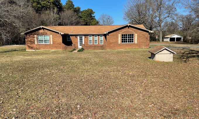 Redlick Casa | Pet Friendly Cozy Brick Home