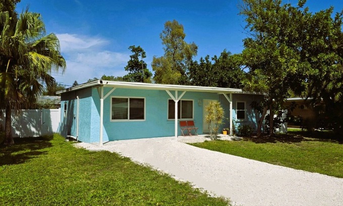 Gulf Gate Estates Casa | Pet Friendly Cozy Cottage Only 4 Miles From Siesta Key Beach!