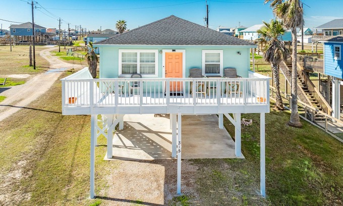 Surfside Beach Cabaña | Caisson Cottage - Cozy Home a Short Walk to the Beach