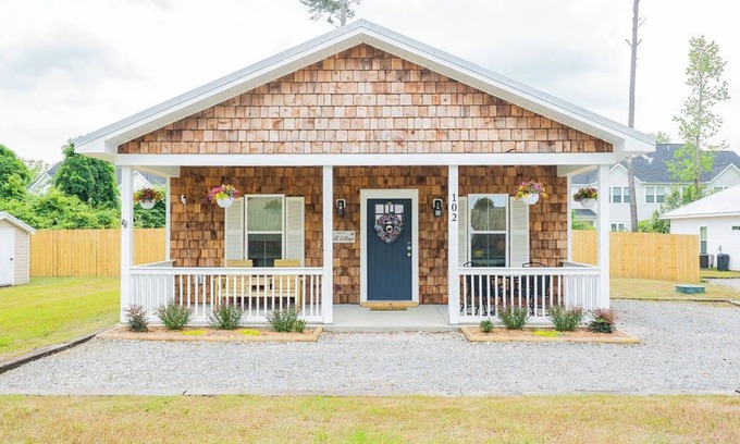 Hightsville Casa | Pet Friendly Cozy Quiet Cottage: near Downtown and ILM Airport