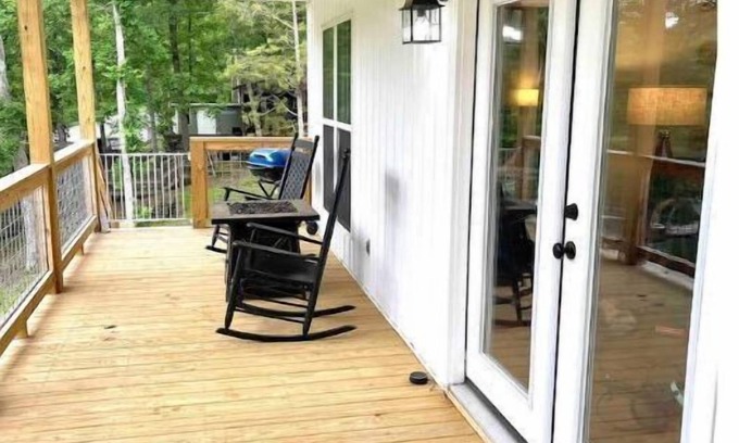 Crane Hill Cabaña | Pet friendly-Crane Hill Cottage at Smith Lake