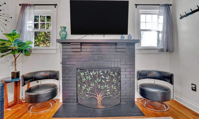 Clinton Cabaña | Pet Friendly Cute Cottage - Walk to PC/Downtown