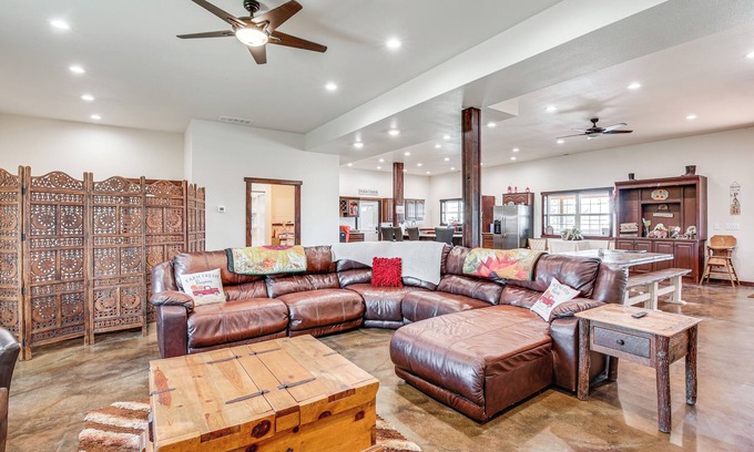 Lingle Casa | Pet-Friendly Lingle Ranch w/ Deck on 60 Acres!