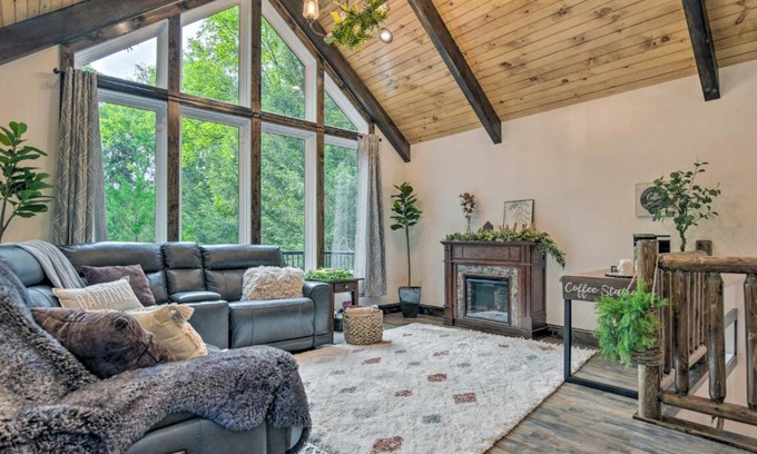 Delta Casa | Pet-Friendly Delta Cabin with Private Hot Tub!