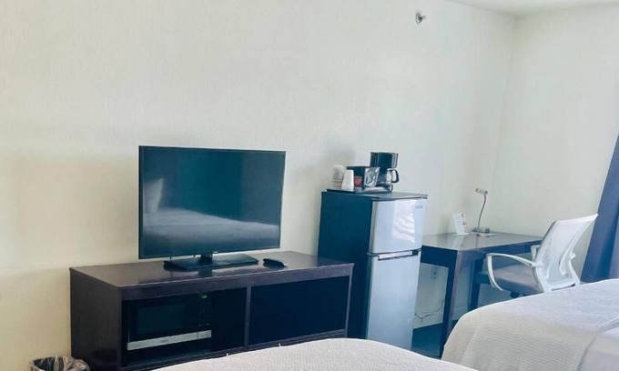 Cuero Casa | Pet-Friendly Double Queen Room at FairBridge Inn & Suites Cuero, Free Parking!