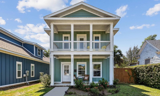 East Hill Casa | Pet Friendly East Hill New Build - Walk to Graffiti Bridge - Close to Downtown and Pensacola Beach