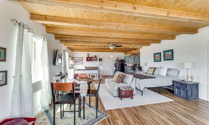 Taos Apartamento | Pet-Friendly El Prado Vacation Rental w/ Views!