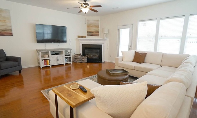 Southwest Raleigh Casa | Pet-friendly End-unit Townhome with Community Pool