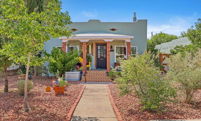 Las Cruces Casa | PET friendly! Great backyard, firepit & near DT, NMSU, & Mesilla