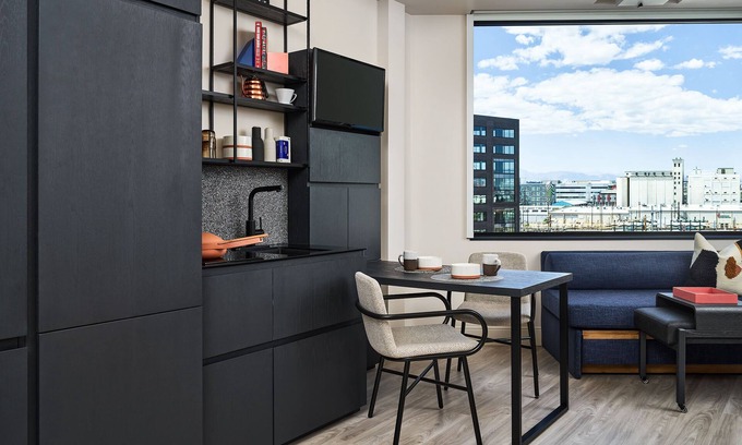 River North Art District Apartamento | Pet Friendly + Executive Studio | 4K Projector