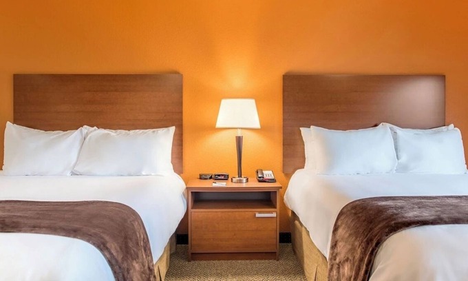 Aberdeen Hotel | Pet-Friendly Extended Stay Room – Dine, Shop, Explore Nearby