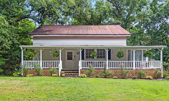 Kingston Springs Casa | PET FRIENDLY Farmhouse near the Harpeth River