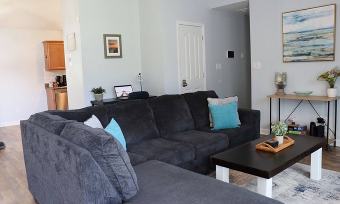 Westgate Casa | Pet-Friendly Family Retreat w/Fenced Yard 10 Mins to Camp Lejeune