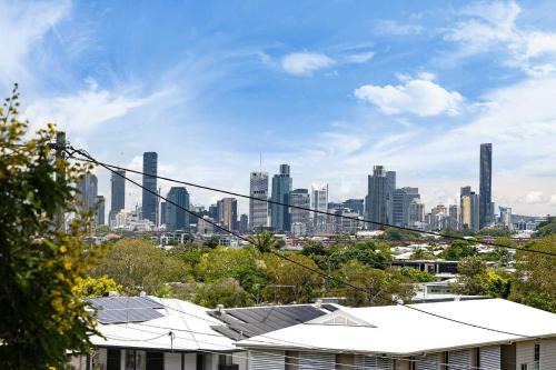 Balmoral Casa | Pet Friendly Family Home In Brisbane - Relocations and Family Stays - Fast Internet - Parking - Netflix