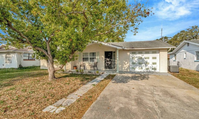 Embassy Hills Casa | Pet-Friendly, Family Home by Weekie Wachee Springs