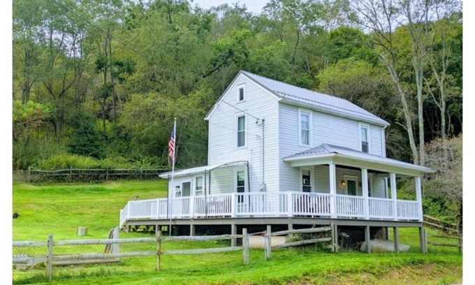 Rockwood Otro | Pet-Friendly Farmhouse in Laurel Hill State Park