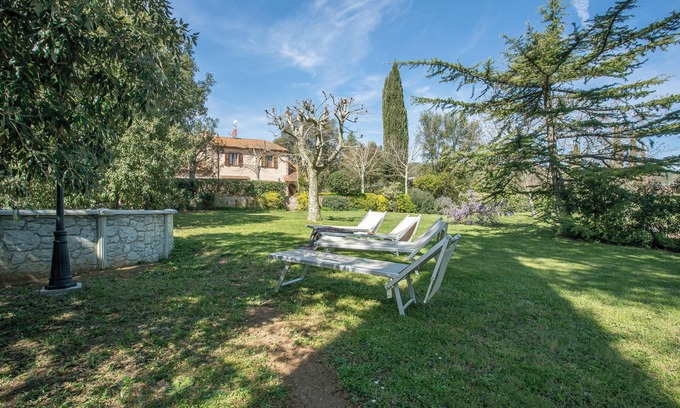 Roccastrada Villa | Finca Flores con vistas a la montaña, piscina compartida y Wi-Fi; mascotas permitidas