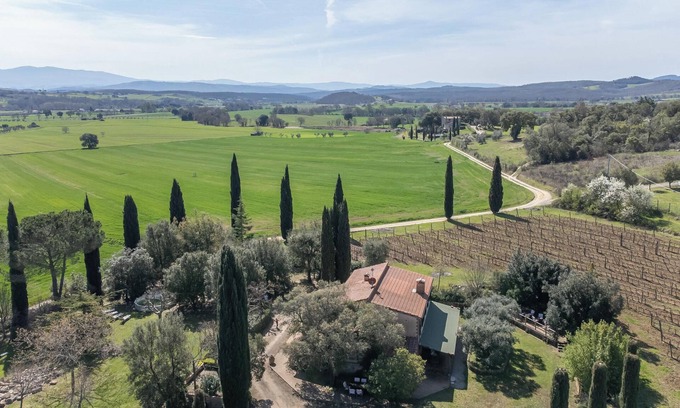 Roccastrada Villa | Finca Lucente con vistas a la montaña, piscina, jardín y Wi-Fi: admite mascotas