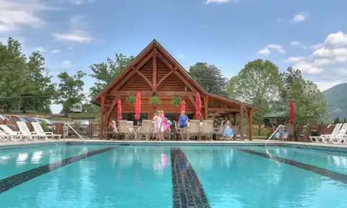 Wears Valley Apartamento | Pet Friendly Fire Pit Movie Theater Pool Sauna