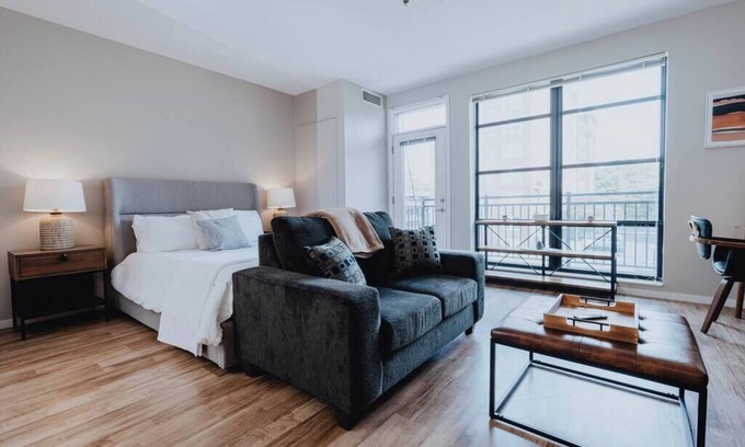 DeBaliviere Place Apartamento | Pet-Friendly Forest Park Studio w/ Pool & WFH Desk