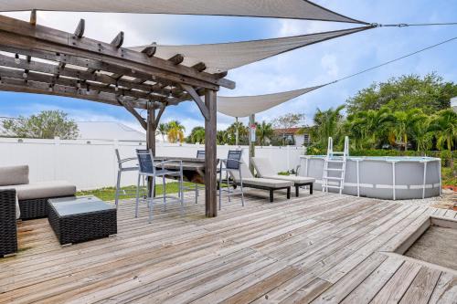 Fort Pierce Casa | Pet-Friendly Fort Pierce Home with Pool and Kayaks!