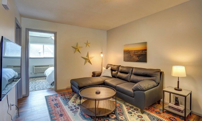 West Allis Apartamento | Pet Friendly. Free Parking. Near Medical Center