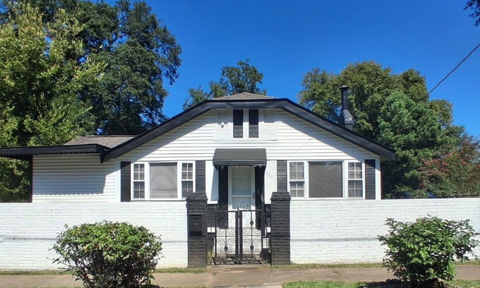 Greenville Casa | Pet-Friendly Furnished 4BR/2B Historic Greenville Bungalow w/Fenced Yard & Deck