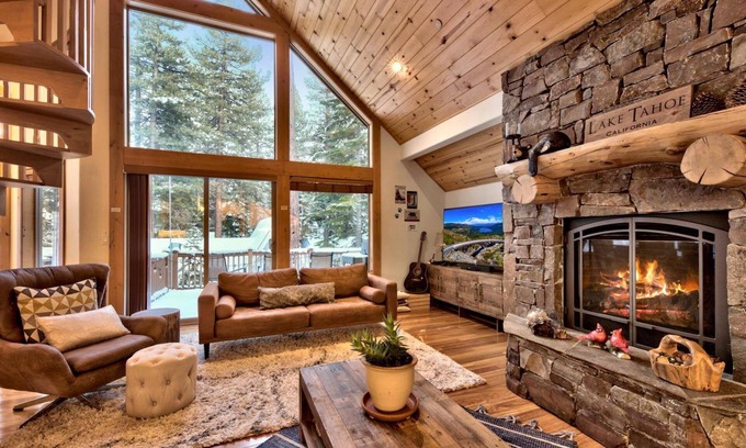 Pioneer Trail Cabina | Pet Friendly, Games, 3 Living Areas, Near Heavenly and Trails, 8 Guests+Kids 5 Yrs Old and Younger