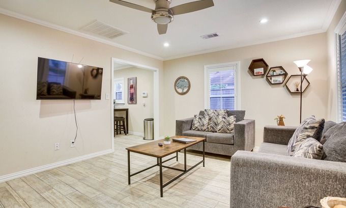 Galveston Cabaña | Pet-Friendly Galveston Cottage < 1 Mi to Beach!