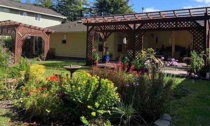 Rio Dell Casa | Pet Friendly Garden House with Patio & Redwoods