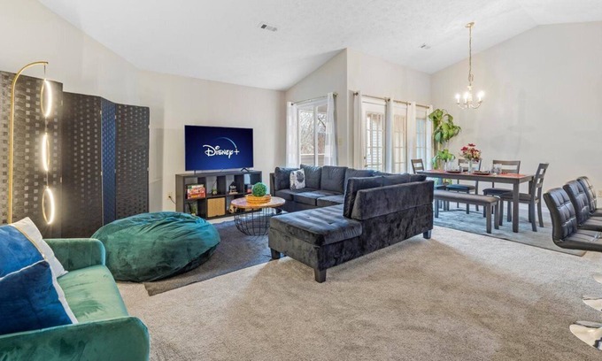 Frederick Condominio | Pet Friendly Getaway w/Disney+ Mins To DT Sleeps 5