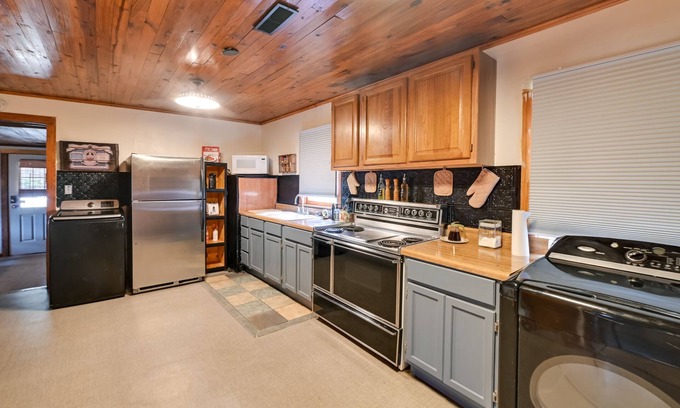 Como Casa | Pet-Friendly Gleason Home w/ Hot Tub & Fire Pit!