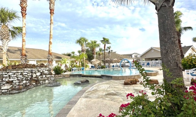 Corpus Christi Condominio | Pet Friendly, Golf Cart Accessible, Shared Heated Pool