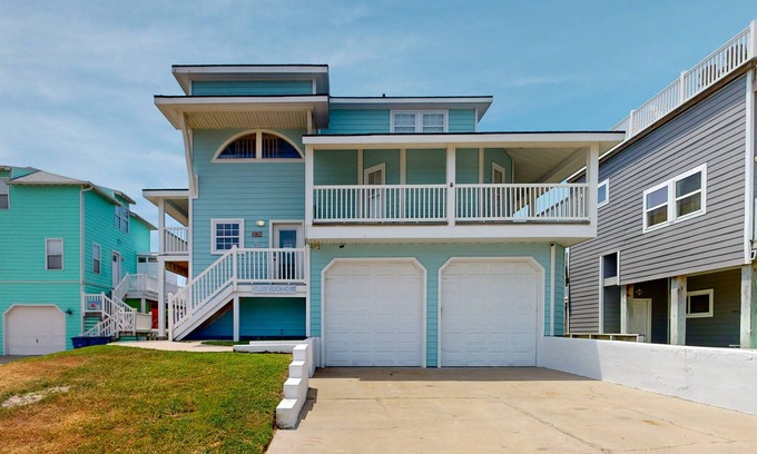 Sand Point Casa | Pet Friendly, Golf Cart Included, Walk to the Beach, Shared Pool