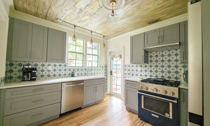 Flamingo Parks Casa | Pet friendly Historic Spanish style home!