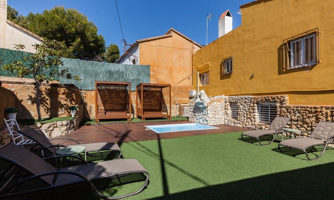 Can Trabal Casa | Casa de vacaciones "Masia Alt" con vistas a la montaña, piscina, Wi-Fi, jardín y terraza