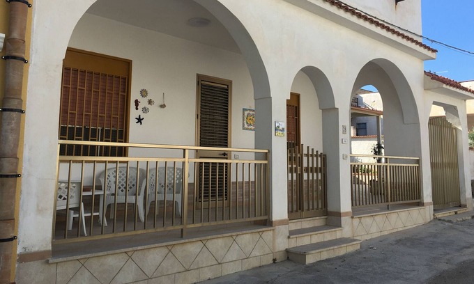 Triscina Casa | Casa de vacaciones 'Villa Lucia' que admite mascotas, con vistas al mar y jardín
