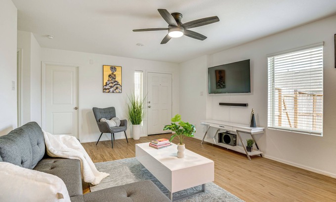 New Caney Casa | Pet-Friendly Home ~ 4 Mi to Big Rivers Water Park!