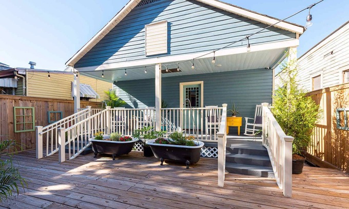 West Riverside Casa | Vibrant Uptown Cottage Available For Monthly Rentals