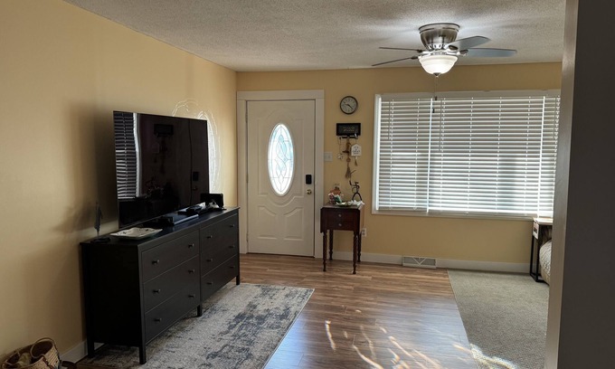 Palestine Casa | Pet-friendly home in Palestine with Fenced Yard! Weekly and monthly discounts!