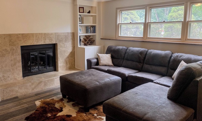 Manhattan Casa | Pet Friendly Home Near Stadium w/ Fenced Backyard