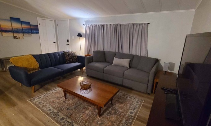 Blue Springs Casa | Pet friendly home in a quiet secluded neighborhood near multiple large lakes.