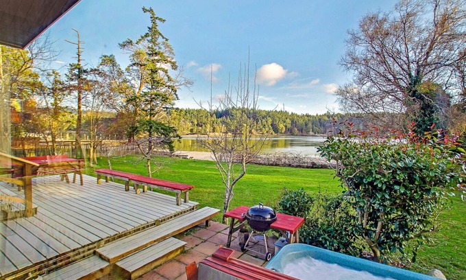 Friday Harbor Casa | Waterfront Pet Friendly Home con bañera de hidromasaje! (Mitchell Bay Shores)