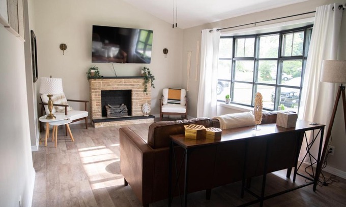 Youngstown Casa | Pet Friendly Home w/ fenced yard (1 King/1Queen)