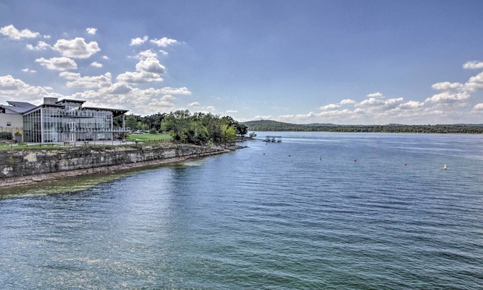 Blue Eye Casa | ¡NUEVO! Casa que admite mascotas, 9 millas a Table Rock Lake!