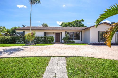 Palmetto Estates Casa | Pet-Friendly Home with Yard about 3 Mi to Zoo Miami!