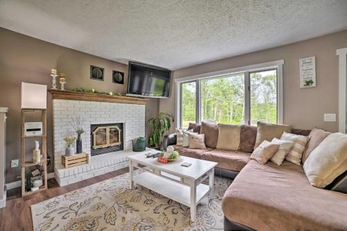 Johannesburg Casa | Pet-Friendly Home with Hot Tub in Northern Michigan!