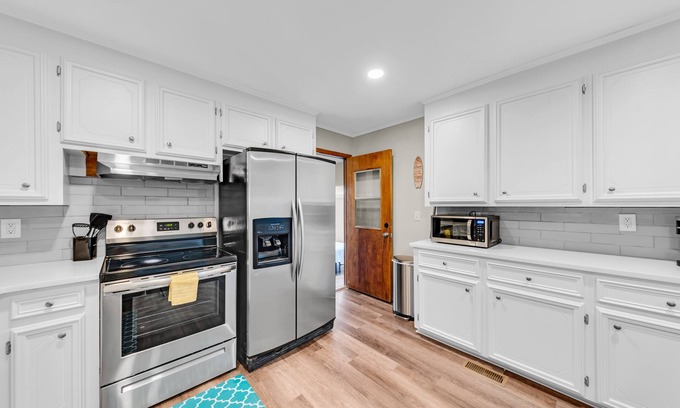 Hanahan Casa | Pet friendly home + Yard & Ping Pong! 5 mins to Park Circle, 15 mins to downtown