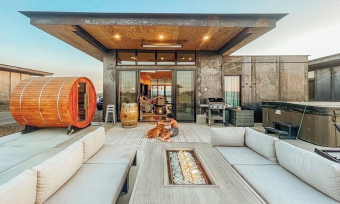 Quincy Casa | PET-FRIENDLY, HOT TUB & SAUNA CaveB Lakeside Luxury Spa Retreat by The Gorge