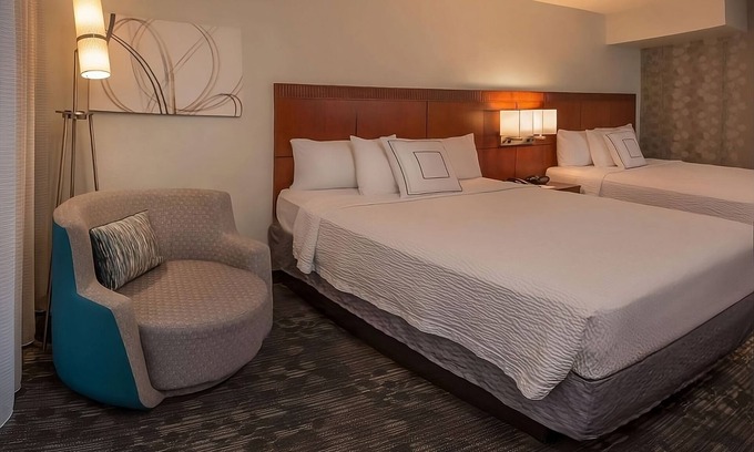 Rosslyn Apartamento | Pet-Friendly Hotel Near Arlington House! Parking, Picnic Area, Onsite Starbucks!